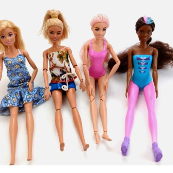 Mattel Lot of 4 Barbie Dolls Mixed Styles/Outfits Pre-Owned Excellent Condition - Picture 13 of 13